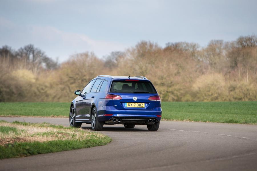  Volkswagen Golf R Estate 2017 года  (UK) (фото 12 из 31)